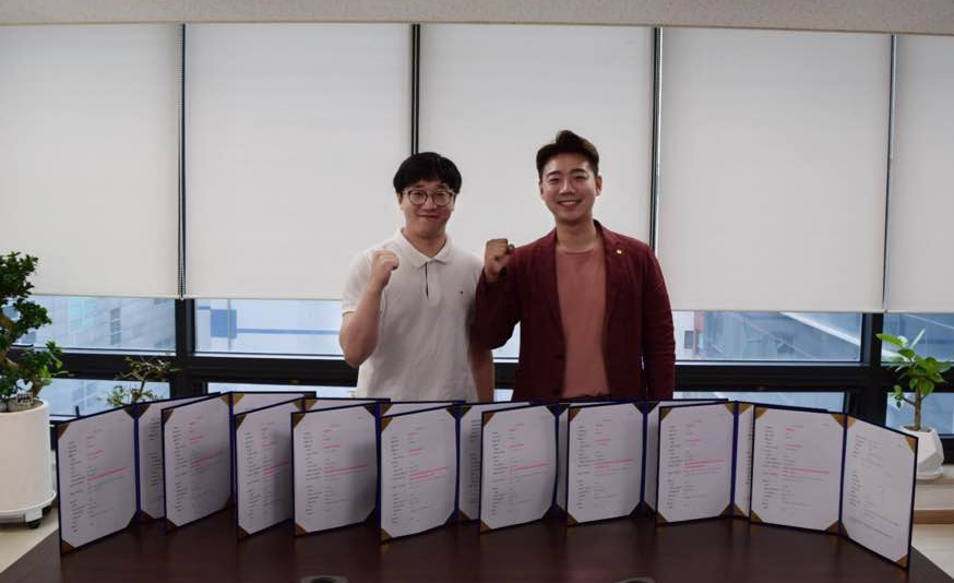 ▲(좌측부터) 박제혁 타키온홀딩스 CTO와 강덕호 타키온홀딩스 대표가 특허증과 기념촬영하고 있다. (사진제공=타키온홀딩스)