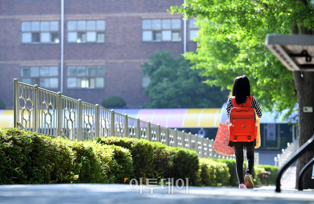 ▲2차 등교개학 첫 날인 5월 27일 서울 송파구 세륜초에서 한 어린이가 교실로 향하고 있다. (신태현 기자 holjjak@)