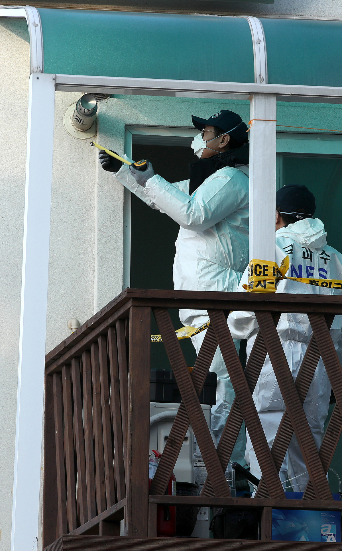 ▲2018년 19일 강원 강릉시 가스중독 사고(3명 사망, 7명 부상) 발생 펜션에서 국과수 관계자들이 현장감식을 진행하고 있는 모습. (뉴시스)