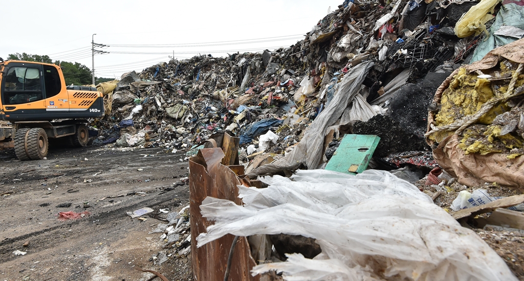 ▲경기도 화성시 비봉면 한 고물업체에서 방치중인 불법 폐기물에 대한 행정대집행이 진행되고 있다.고물상 업체가 불법으로 방치한 폐기물은 약 3천5백톤으로 그동안 '쓰레기산'으로 불리며 주민의 건강과 안전을 위협해 왔다. 2019.07.10.semail3778@naver.com (뉴시스)