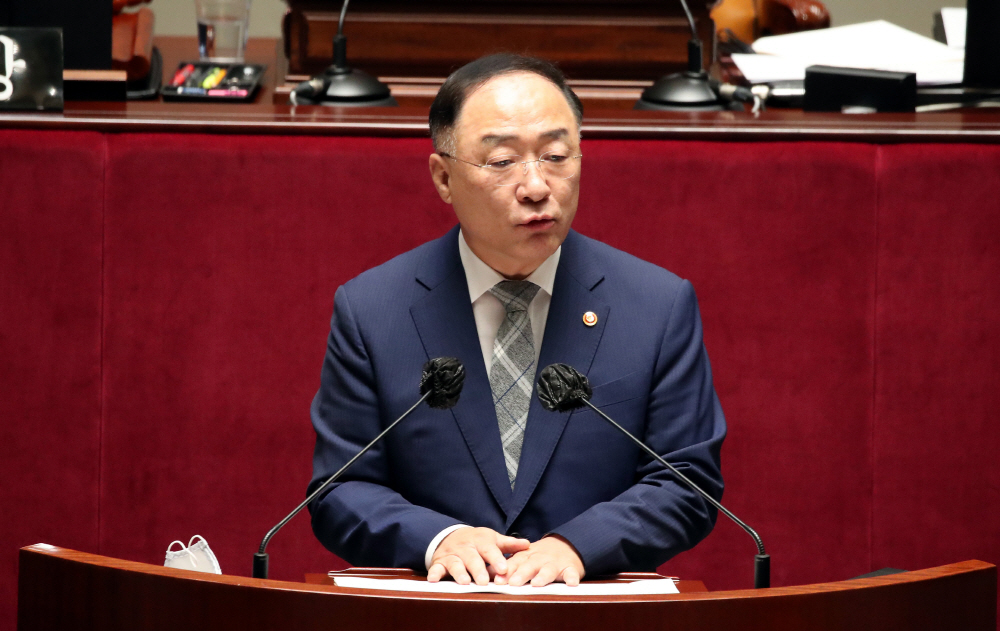▲홍남기 경제부총리 겸 기획재정부 장관이 24일 오전 국회 예결위에서 발언하고 있다. (연합뉴스)