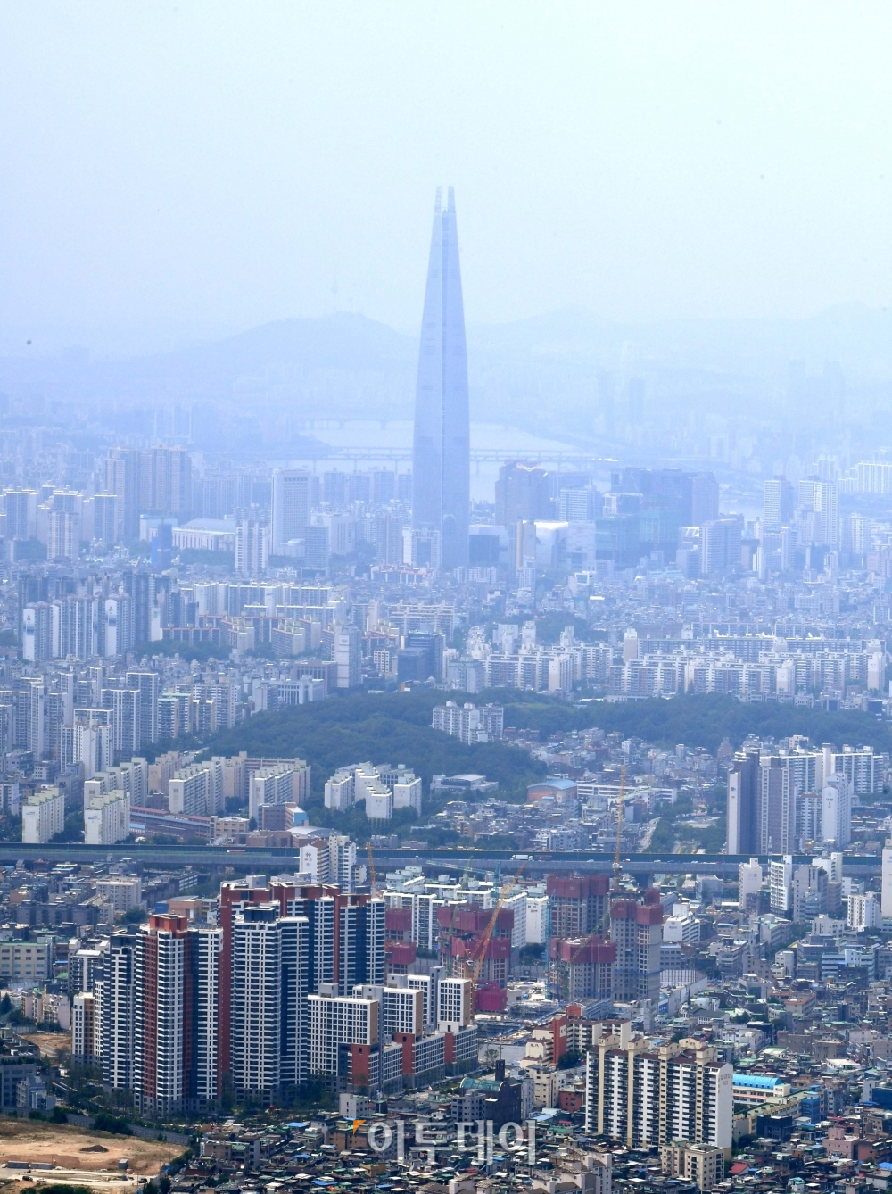 ▲서울 강남 일대에 들어선 아파트 단지들 모습. 신태현 기자 holjjak@ (이투데이DB)