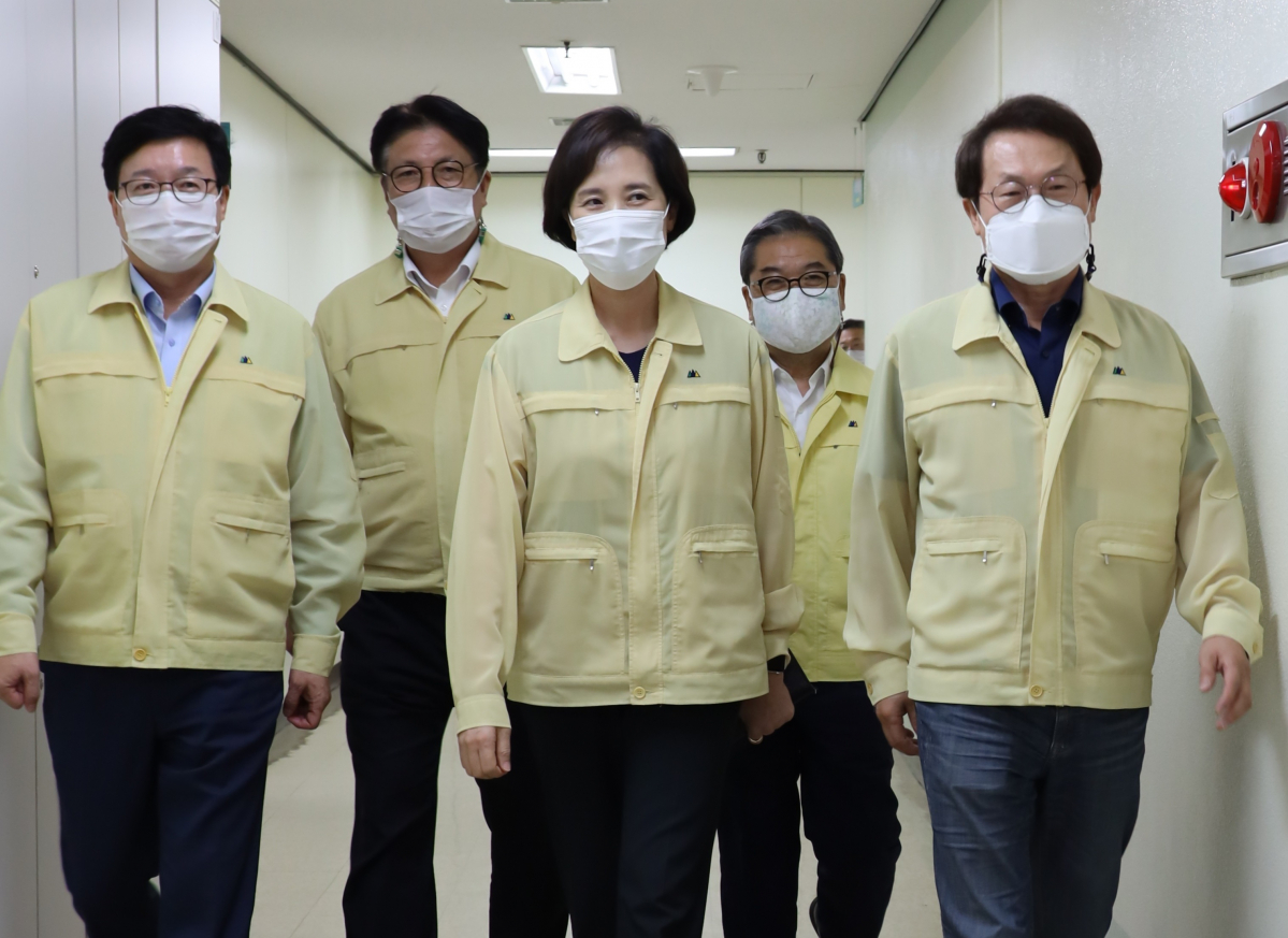 ▲수도권 학교 방역점검 회의가 열린 24일 오후 서울 종로구 서울시교육청 904호로 유은혜 부총리, 조희연 서울시교육감, 이재정 경기도교육감, 도성훈 인천시교육감, 염태영 전국시장군수구청장협의회장이 들어오고 있다. (제공=교육부)