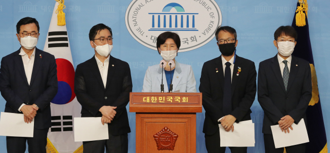 ▲더불어민주당 소속 국회 법사위원들이 24일 오전 서울 여의도 국회 소통관에서 공수처장 후보자추천위원회 위원추천 촉구 기자회견을 하고 있다. 왼쪽부터 소병철 의원, 김종민 의원, 백혜련 간사, 박주민 의원, 최기상 의원. (연합뉴스)