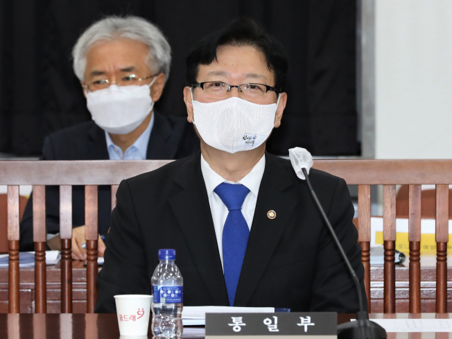 ▲서호 통일부 차관이 24일 국회 정보위원회 전체회의에서 회의 시작을 기다리고 있다.  (연합뉴스)