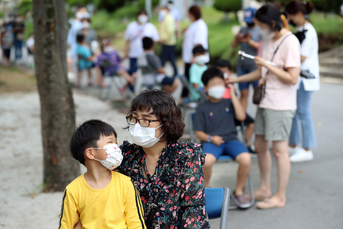 ▲전남 화순군 화순초등학교에서 24일 학생과 학부모들이 신종 코로나바이러스 감염증(코로나19) 검사를 받기 위해 줄을 서서 기다리고 있다. 연합뉴스 
