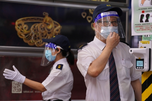 ▲홍콩의 한 쇼핑몰에서 11일(현지시간) 경비원들이 신종 코로나바이러스 감염증(코로나19) 전염을 막기 위해 마스크와 페이스 실드를 착용하고 고객의 체온을 확인하고 있다. 홍콩/로이터연합뉴스 

