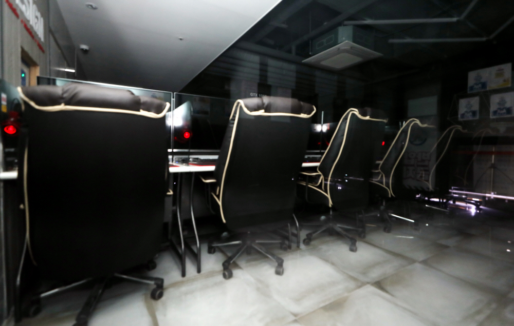 ▲인천 남동구에 위치한 한 PC방이 영업을 정지한 가운데 내부가 텅 비어있다. (연합뉴스)