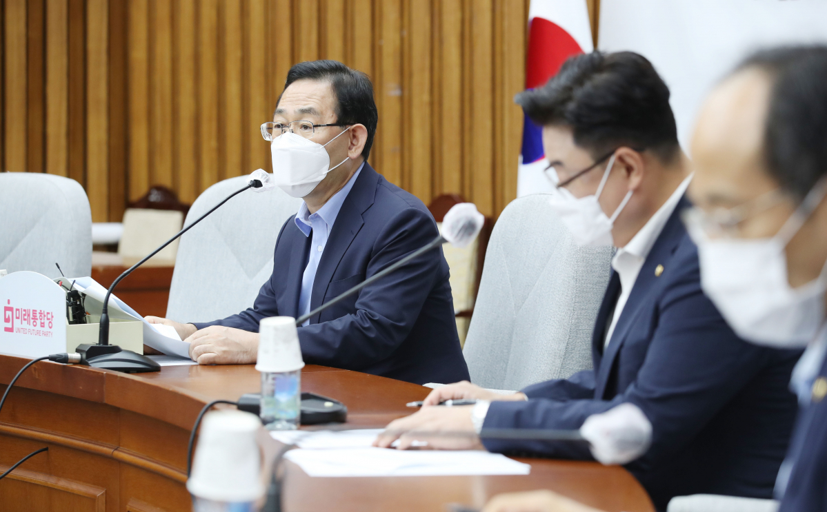 ▲주호영 미래통합당 원내대표가 25일 오전 국회에서 열린 통합당 원내대책회의에서 발언하고 있다. 주 원내대표는 이날 사회적 거리두기를 3단계로 격상해야 한다고 밝혔다. (연합뉴스)