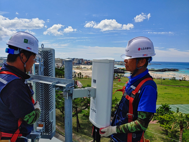 ▲지난해 여름 LG유플러스 관계자들이 남부지방의 한 해수욕장 인근에 5G 기지국을 설치하고 있는 모습. (LG유플러스 제공)