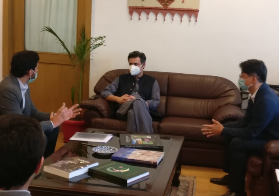 ▲하마드 아자르(Hammad Azhar) 파키스탄 산업부 장관은 21일 삼성 파키스탄 현지 법인 대표 및 마케팅 이사를 만나 현지 스마트폰 조립공장 설립에 대해 논의했다.  (출처=하만 아자르 장관 트위터 캡처)