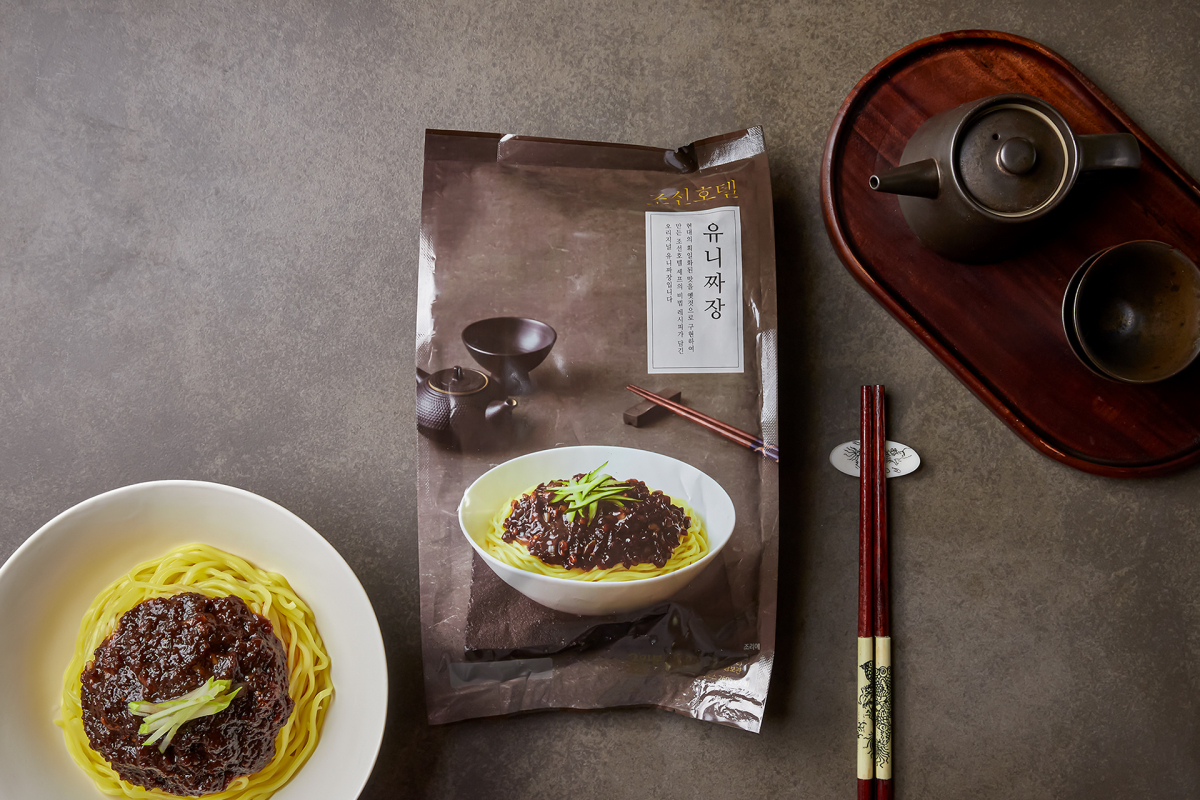 ▲조선호텔앤리조트가 선보인 '조선호텔 유니짜장'.  (사진제공=SSG닷컴)
