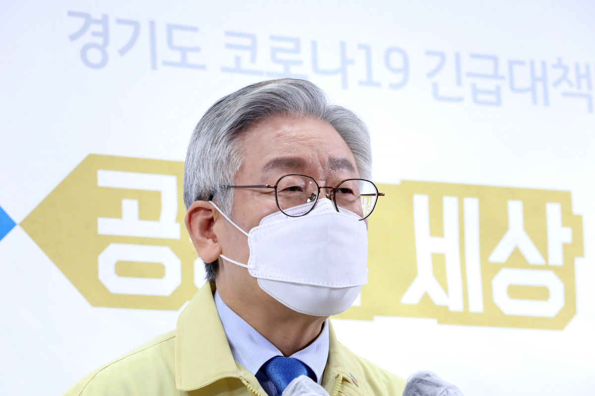 ▲이재명 경기도지사가 20일 오전 경기도 수원시 경기도청에서 신종 코로나바이러스 감염증(코로나19) 수도권 대유행에 따른 대도민 호소 기자회견을 하고 있다. (연합뉴스)