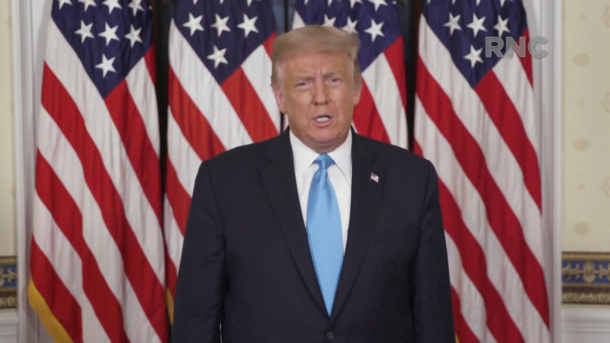 ▲미국 공화당 전당대회 둘째 날인 25일(현지시간) 도널드 트럼프 대통령이 워싱턴에서 화상을 통해 연설하고 있다. 공화당 전당대회 제공. 워싱턴/로이터연합뉴스