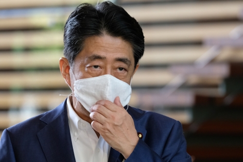 ▲아베 신조 일본 총리가 마스크를 쓴 채 24일(현지시간) 관저에 도착했다. 도쿄/AFP연합뉴스
