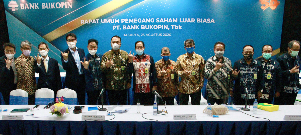 ▲KB국민은행과 부코핀은행 이사진 및 경영진들이 25일 인도네시아 자카르타에 위치한 부코핀은행 본점에서 열린 주주총회에서 기념촬영을 하고 있다. (KB금융)