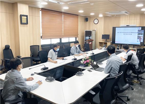 ▲한국동서발전 관계자들이 26일 충남 당진 발전기술개발원에서 '광 집적회로(광IC) 기반의 보호 및 계량 겸용 전류 측정시스템 개발' 착수회의 화상으로 진행하고 있다. (사진제공=한국동서발전)