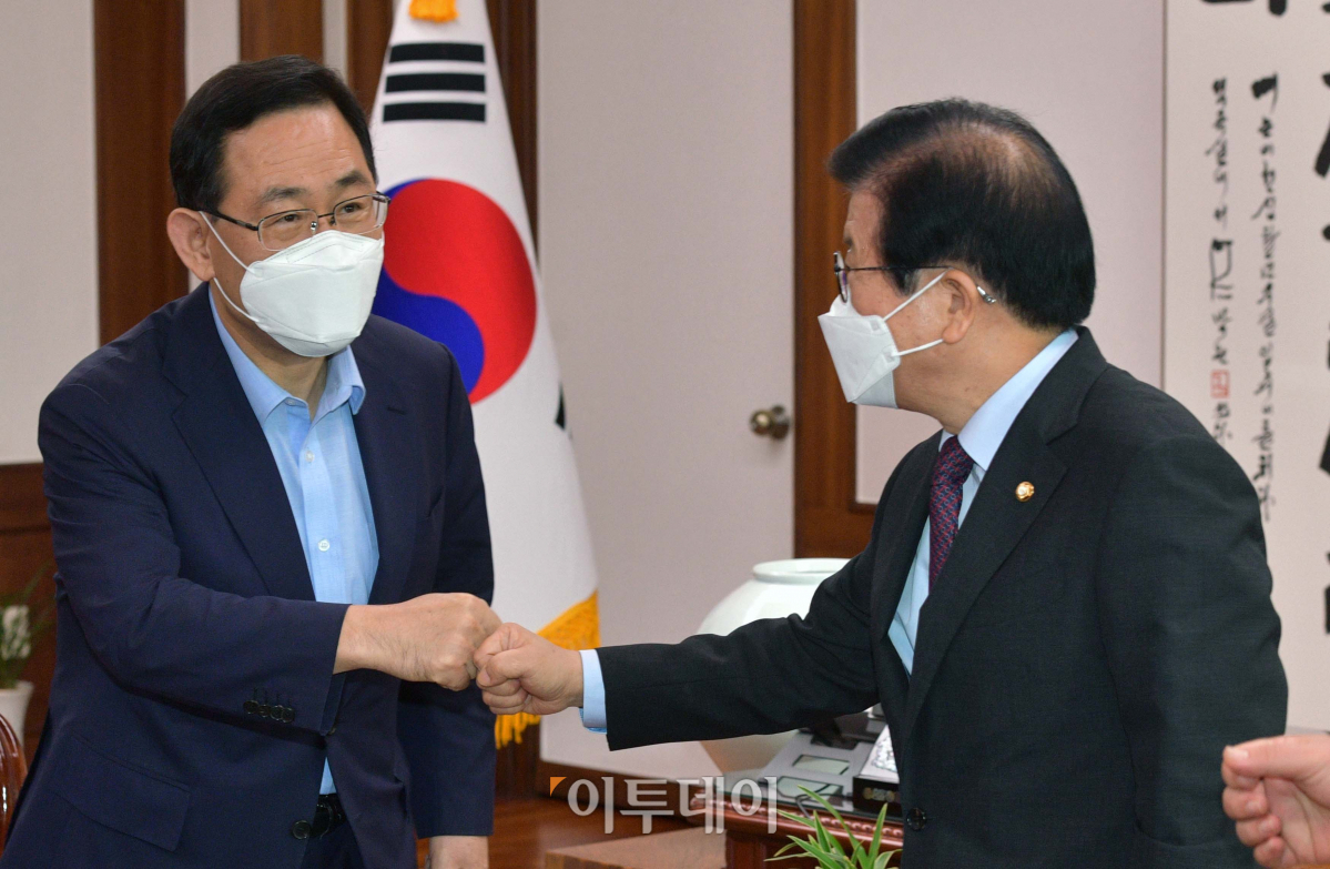 ▲주호영 미래통합당 원내대표(왼쪽)가 26일 박병석 국회의장과 만나 인사를 하고 있다. 주 원내대표는 27일 MBC 라디오 '김종배의 시선집중'에 출연해 박형순 금지법을 두고 "대단히 위험한 형태"라고 지적했다. (신태현 기자 holjjak@)