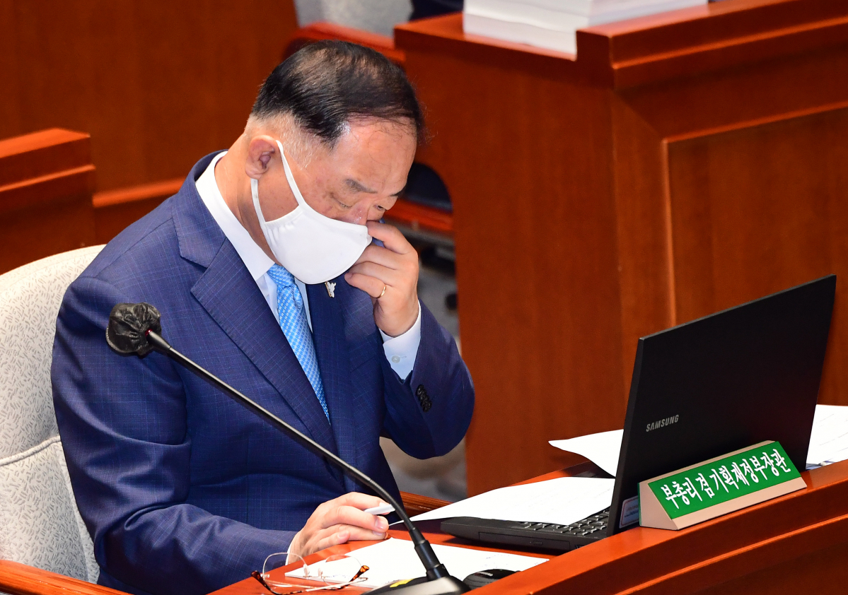 ▲홍남기 부총리 겸 기획재정부 장관은 25일 "지금 단계에서 4차 추경 편성이 필요하다는 판단은 너무 성급하다"고 밝혔다. (연합뉴스)