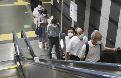 ▲일본 도쿄의 한 지하철 역에서 26일(현지시간) 시민들이 마스크를 낀 채 에스컬레이터에 탑승하고 있다. 도쿄/AP연합뉴스
