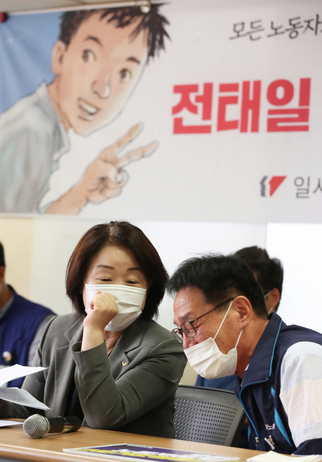 ▲정의당 심상정 대표와 김재하 민주노총 비상대책위원장이 26일 오전 서울 중구 민주노총에서 열린 전태일 3법 입법발의 대표자 기자회견에서 이야기를 나누고 있다.  (연합뉴스)