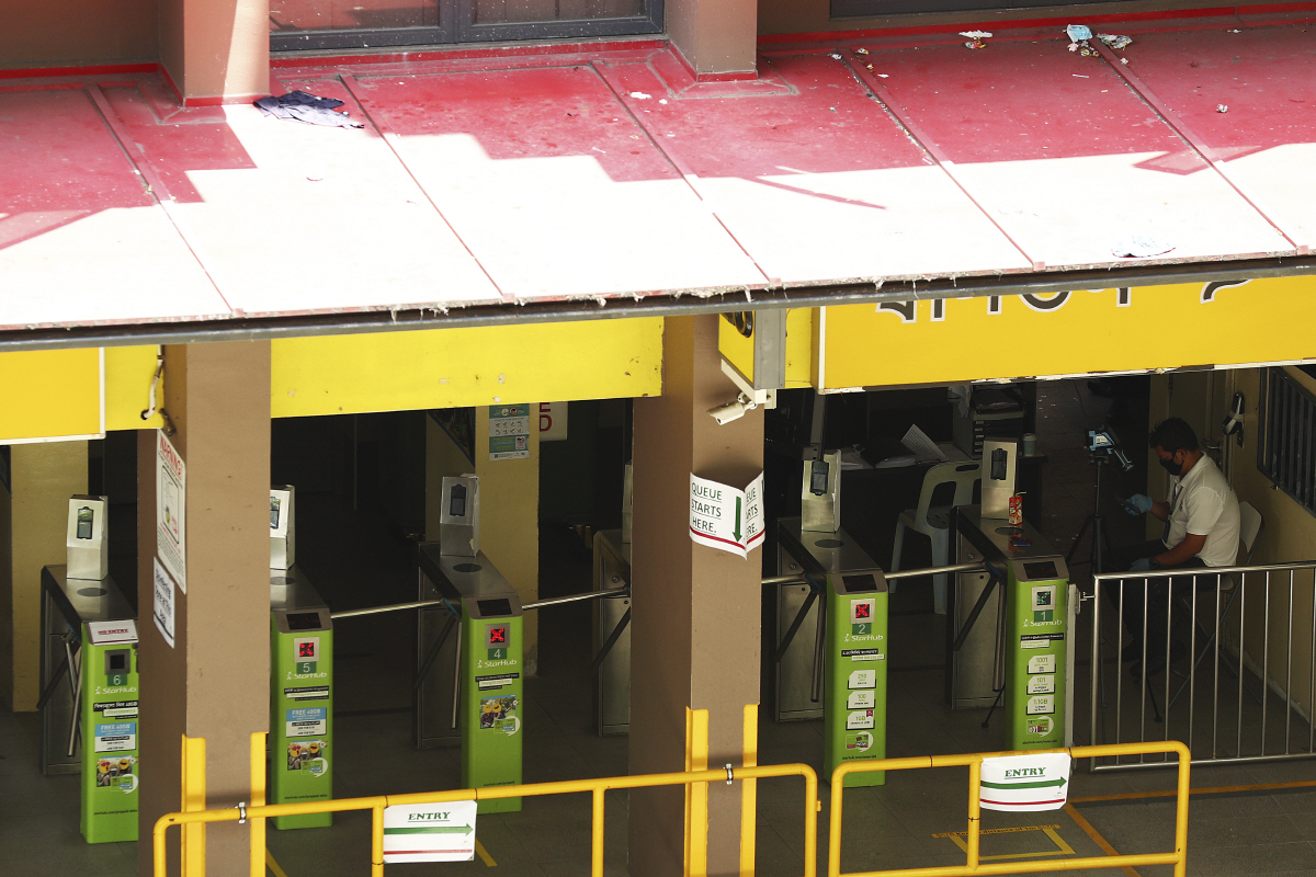 ▲싱가포르의 한 이주 노동자 기숙사가 4월 10일(현지시간) 신종 코로나바이러스 감염증(코로나19) 집단 전염으로 폐쇄된 가운데 경비원이 사람들의 출입을 통제하고 있다. 싱가포르/AP뉴시스