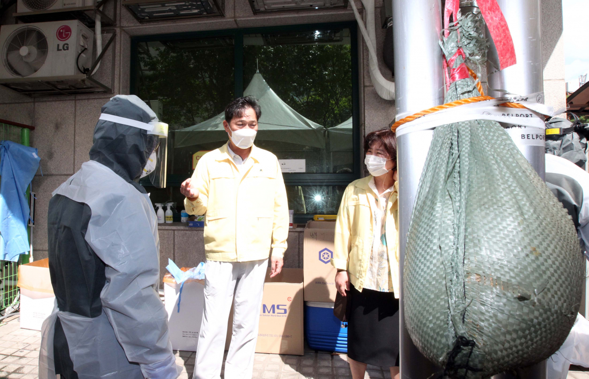 ▲이창우 동작구청장이 26일 태풍 바비와 신종 코로나바이러스 감염증(코로나19) 확산에 대응하기 위해 서울 동작구보건소 선별진료소를 찾아 그늘막에 모래주머니를 달고 시설 안전조치 사항을 점검하고 있다.  (동작구 제공)