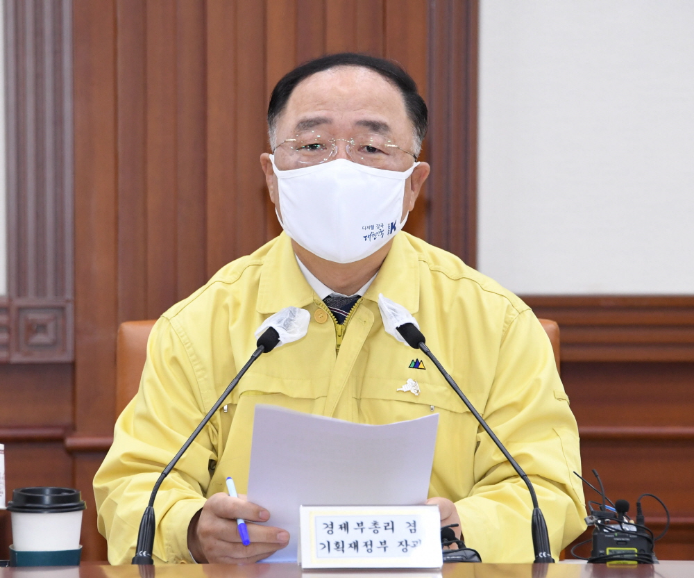 ▲홍남기 경제부총리 겸 기획재정부 장관이 8월 27일 서울 광화문 정부서울청사에서 열린 '제15차 비상경제 중앙대책본부 회의'를 주재, 모두발언을 하고 있다. (사진제공=기획재정부)