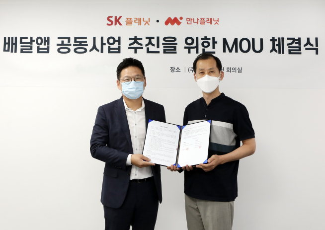 ▲SK플래닛이 27일 만나플래닛과 함께 주문배달 서비스를 본격화하는 업무 협약식을 진행했다. 사진 왼쪽부터 김교수 SK플래닛 DXP사업그룹장, 조양현 만나플래닛 대표. (SK플래닛 제공)