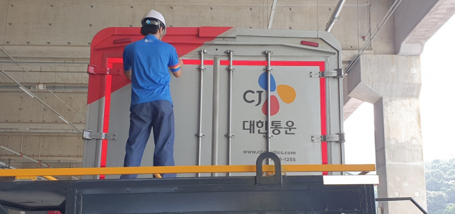 ▲CJ대한통운 직원이 형광 반사띠를 화물차량에 부착하고 있다. (사진제공=CJ대한통운)