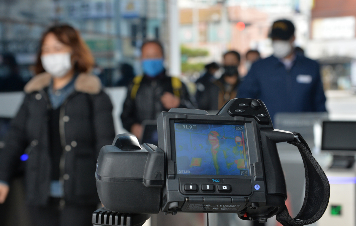 ▲현대차가 울산 북구 사업장 정문앞에서 출근하는 직원들을 발열 체크하고 있다. (뉴시스)