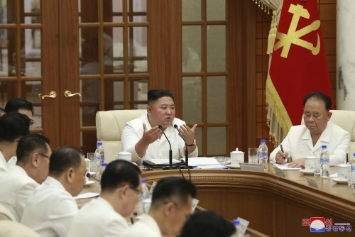 ▲김정은(가운데) 북한 국무위원장이 25일 노동당 정치국 확대회의를 주재하고 있다. 평양/AP뉴시스
