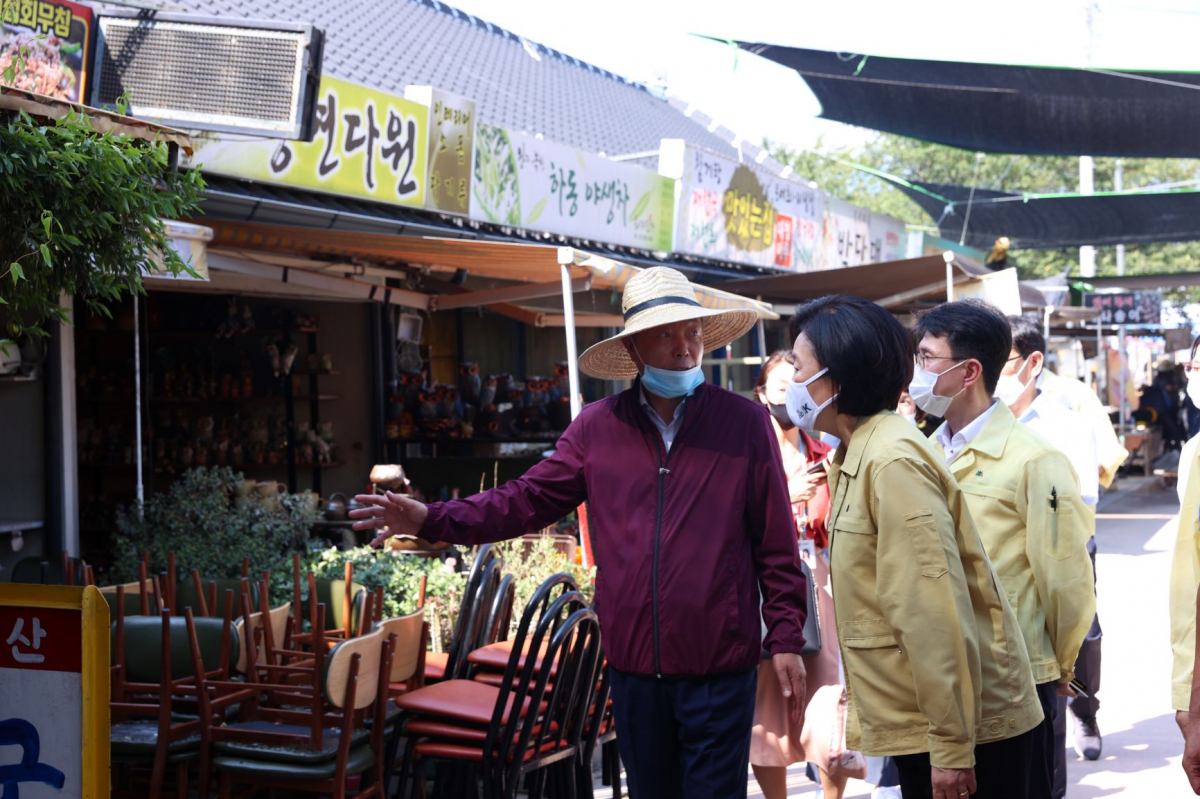 ▲이달 18일 박영선 중기부 장관이 경남 화개장터에서 홍수 피해 복구 현장을 둘러보고 있다. (사진제공=중기부)