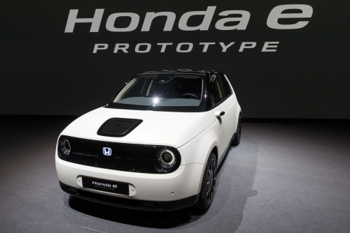 ▲스위스 제네바 국제 모터쇼에서 지난해 3월 6일(현지시간) 공개된 일본 혼다의 첫 양산형 전기자동차 ‘혼다e’. 혼다는 10월 30일부터 혼다e의 일본 판매를 시작한다고 밝혔다. 제네바/AP뉴시스

