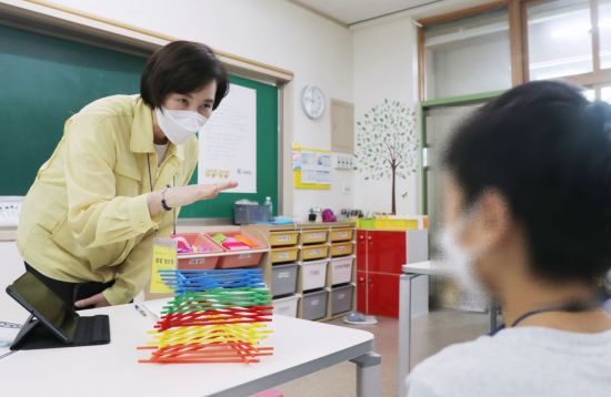 ▲유은헤 사회부총리 겸 교육부장관은 27일 오전 서울 구로구 한 초등학교를 방문해 돌봄교실에 참여한 학생과 이야기를 나누고 있다. (제공=교육부)