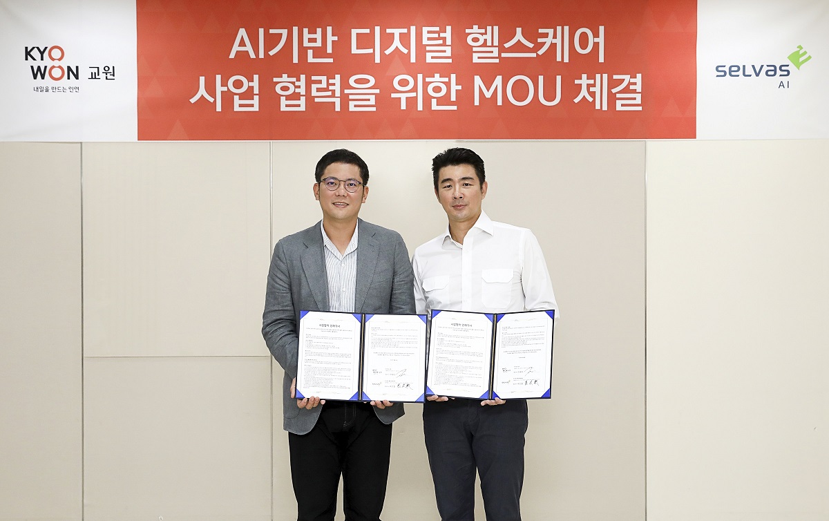 ▲27일 교원그룹-셀바스 AI 디지털 헬스케어 사업 협력을 위한 업무협약식에서 장동하(왼쪽) 교원그룹 기획조정실장과 곽민철 셀바스AI 대표이사가 기념촬영을 하고 있다. (사진제공=교원)