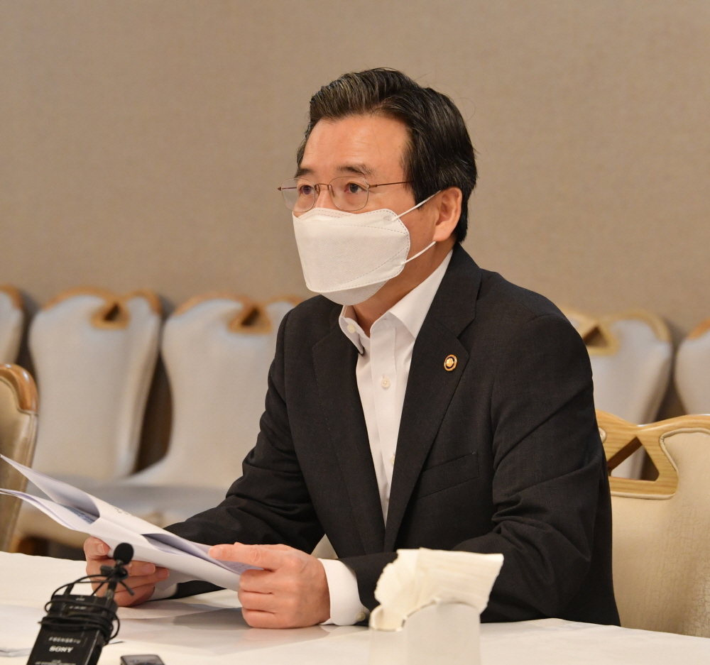 ▲김용범 기획재정부 1차관이 8월 28일 서울 광화문 정부서울청사에서 열린 '제23차 혁신성장 전략점검회의 겸 정책점검회의 겸 제9차 물가관계차관회의'를 주재, 모두발언을 하고 있다. (사진제공=기획재정부)