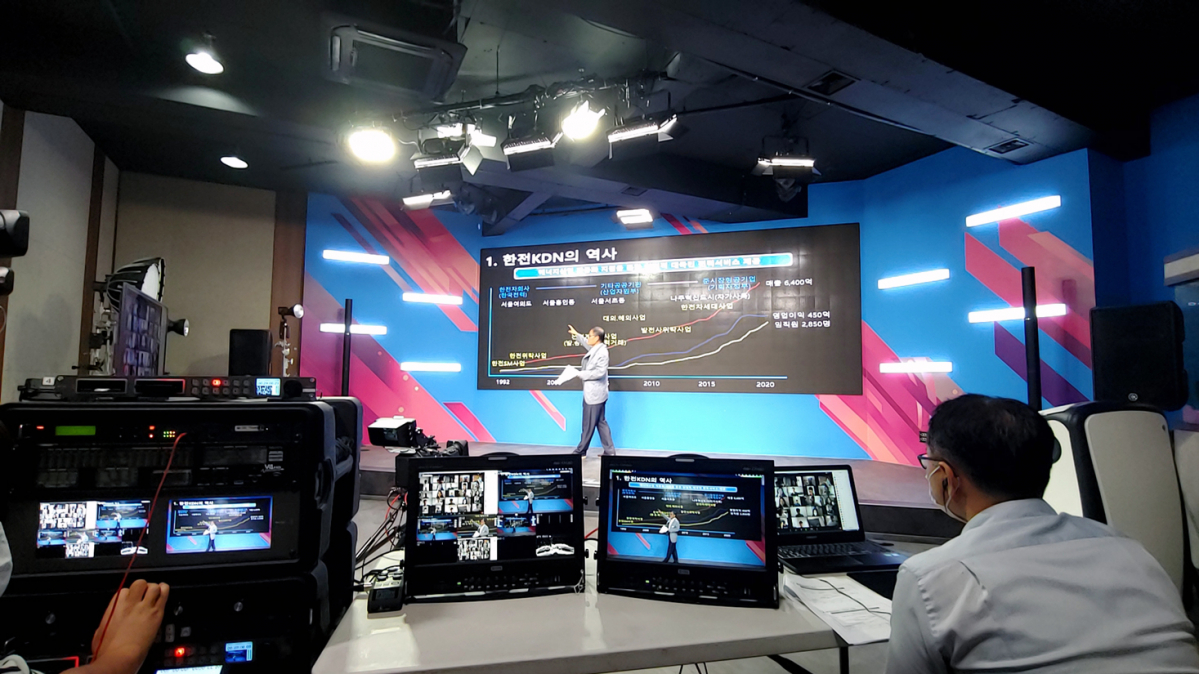 ▲신입사원 대상으로 실시간 온라인 경영진 강연을 하는 조용래경영기획본부장. (사진제공=한전KDN)