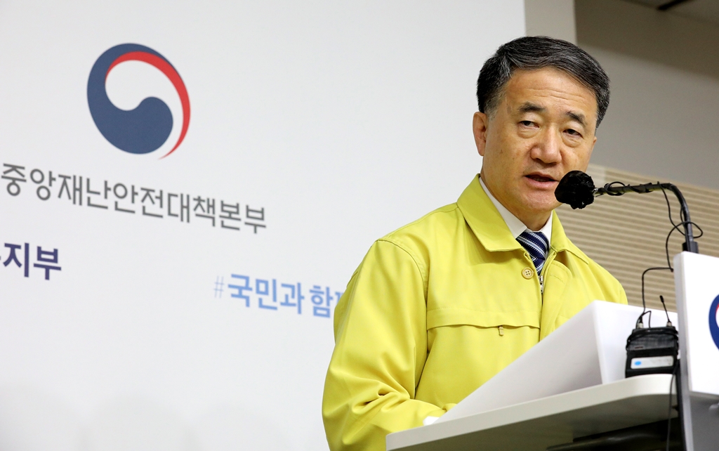 ▲박능후 중앙재난안전대책본부 1차장(보건복지부 장관)이 28일 오후 정부세종청사에서 수도권 방역조치 강화 방안을 발표하고 있다. (뉴시스)