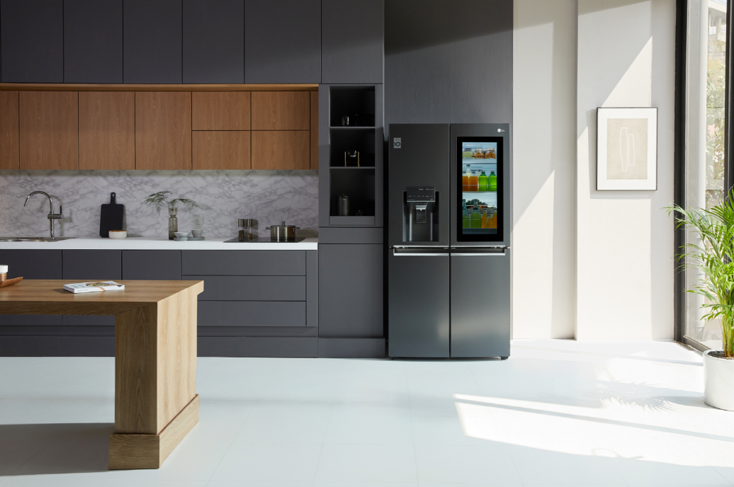 ▲LG전자가 인스타뷰 냉장고와 컨버터블 냉장고를 내달 말 스웨덴을 시작으로 내년 상반기까지 영국, 프랑스, 이태리등 유럽 20여 국가에 순차적으로 출시합니다. LG 인스타뷰 냉장고의 연출 사진 (사진제공=LG전자)