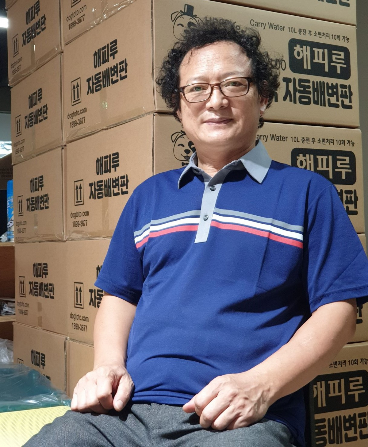 ▲노주환 도그토토 대표가 '해피루'를 배경으로 포즈를 취하고 있다. (사진제공=도그토토)