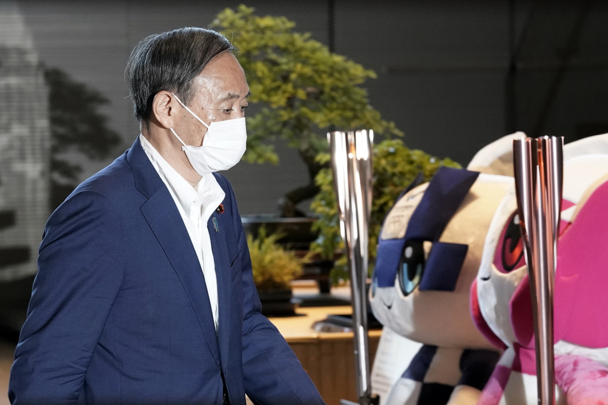 ▲스가 요시히데 일본 관방장관이 28일 도쿄 총리 관저로 들어서고 있다. 도쿄/AP연합뉴스