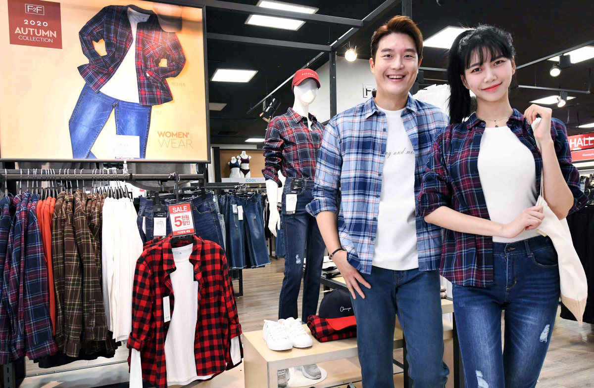 ▲모델들이 30일 서울 등촌동 홈플러스 강서점에서 가을 의류 신상품들을 선보이고 있다. (사진제공=홈플러스)