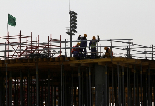 ▲카타르 도하의 한 건설현장에서 외국인 근로자들이 일을 하고 있다. 도하/로이터연합뉴스
