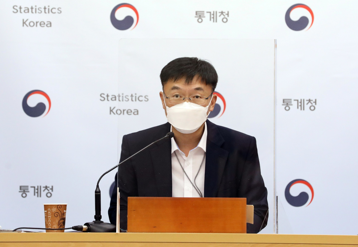 ▲안형준 통계청 경제동향통계심의관이 31일 오전 정부세종청사에서 2020년 7월 산업활동동향을 공표하고 있다. (뉴시스)