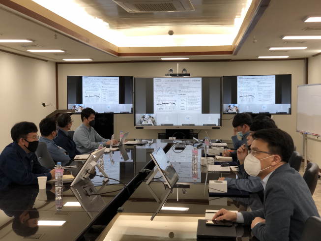 ▲디지털 아카데미에 참가한 한화솔루션 케미칼 부문 직원들이 빅데이터 분석 시뮬레이션을 실습하고 있다.  (사진제공=한화솔루션)