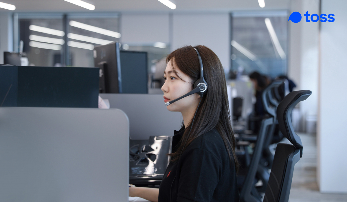 ▲토스 히어로즈팀원이 고객을 응대하고 있다. (사진제공=토스)