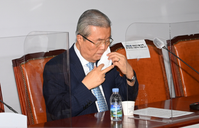 ▲미래통합당 김종인 비상대책위원장이 31일 국회에서 열린 비상대책위원회의에서 마스크를 다시 쓰고 있다.  (연합뉴스)