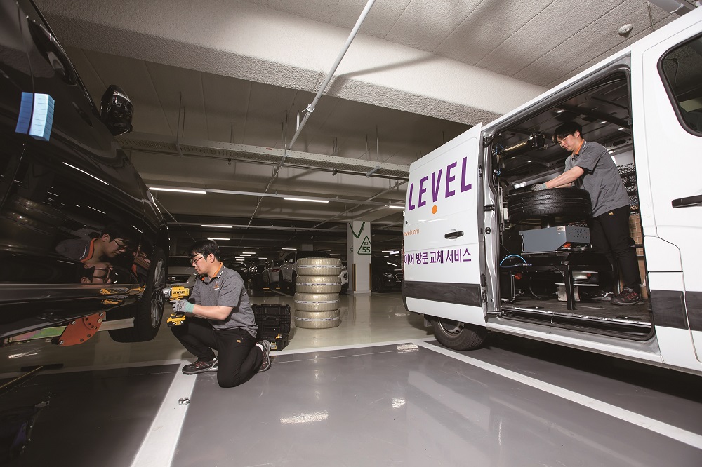 ▲소비자가 원하는 장소와 시간에 직접 찾아가 타이어를 교체해주는 ‘넥스트레벨 GO’ 서비스의 모습.  (사진제공=넥센타이어)