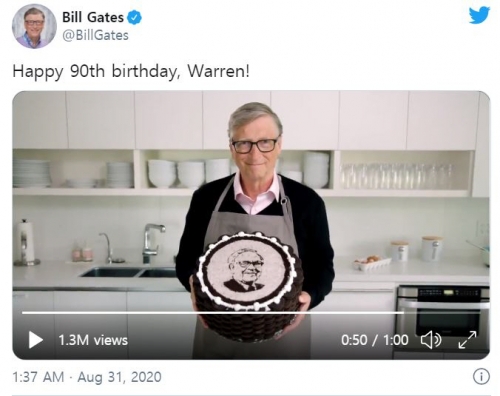 ▲빌 게이츠가 워런 버핏의 90세 생일 선물로 케익을 만드는 영상을 공개했다. 출처 트위터 
